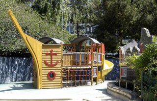Children's playground, Jardin Atlantique, Paris Children's playground, Jardin Atlantique, Paris